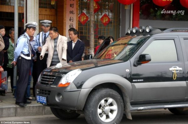 Безрукий китайский водитель (2 фото)