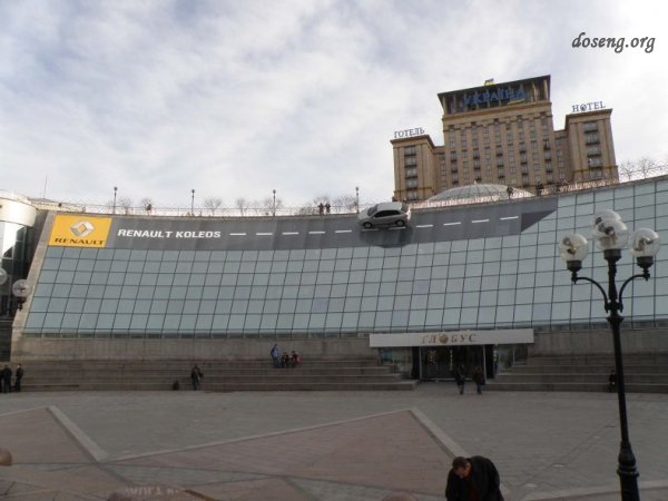 Классная реклама Renault в центре Киева (5 фото)