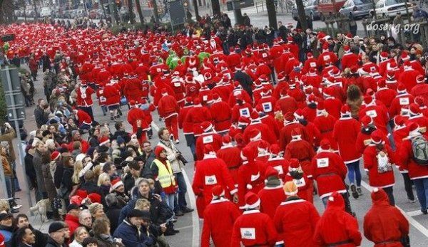 Забег Санта-Клаусов в Гамбурге