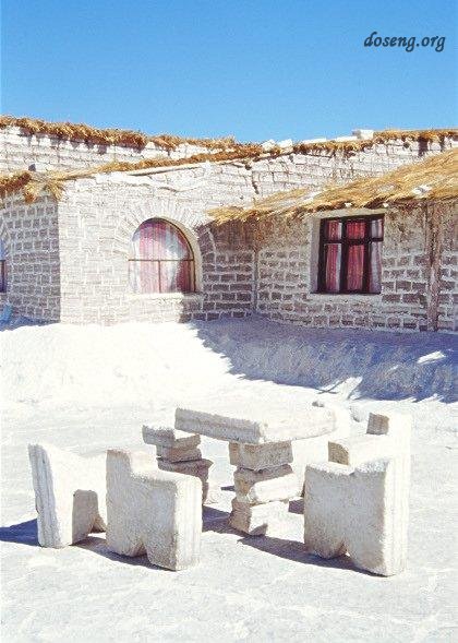 Гостиница из соли в Боливии (9 фото)