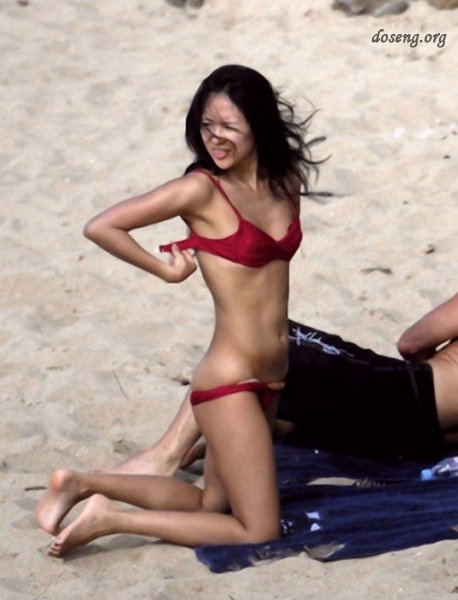 Китайская актриса Zhang Ziyi на пляже топлесс (10 Фото)