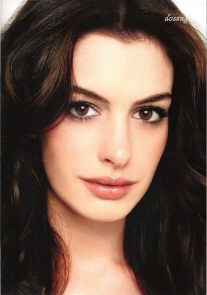  Anne Hathaway /  