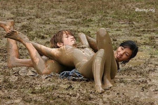 Девушки борются в грязи (20 фото)