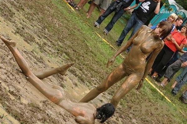 Девушки борются в грязи (20 фото)