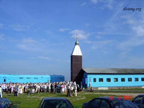 Церкви в вагонах (16 фото)
