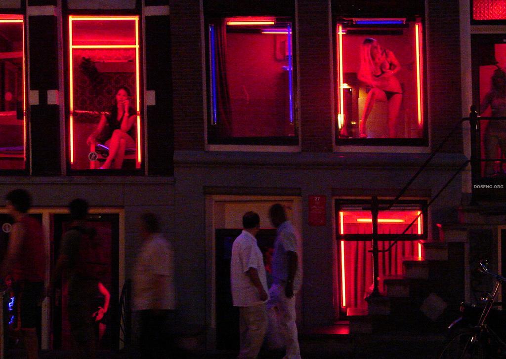 Как правильно бардель или бордель. «Квартал красных фонарей», Амстердам, 1968 год. Квартал красных фонарей Амстердам девушки. Голландия улица красных фонарей 2021. Улица красных фонарей Лас Пальмас.