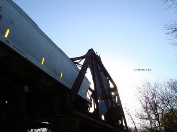 Необычный инцидент на мосту (7 фото)