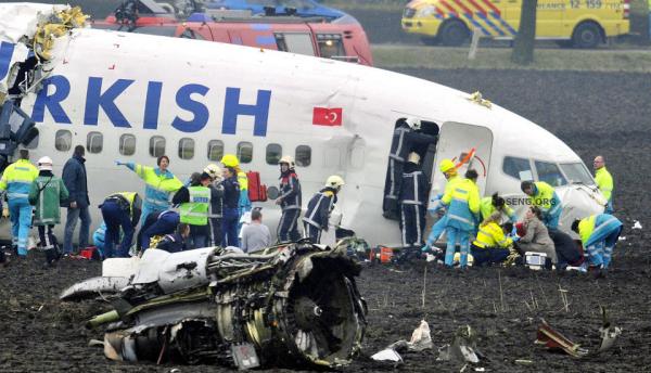 В аэропорту Амстердама упал самолет (17 фото)
