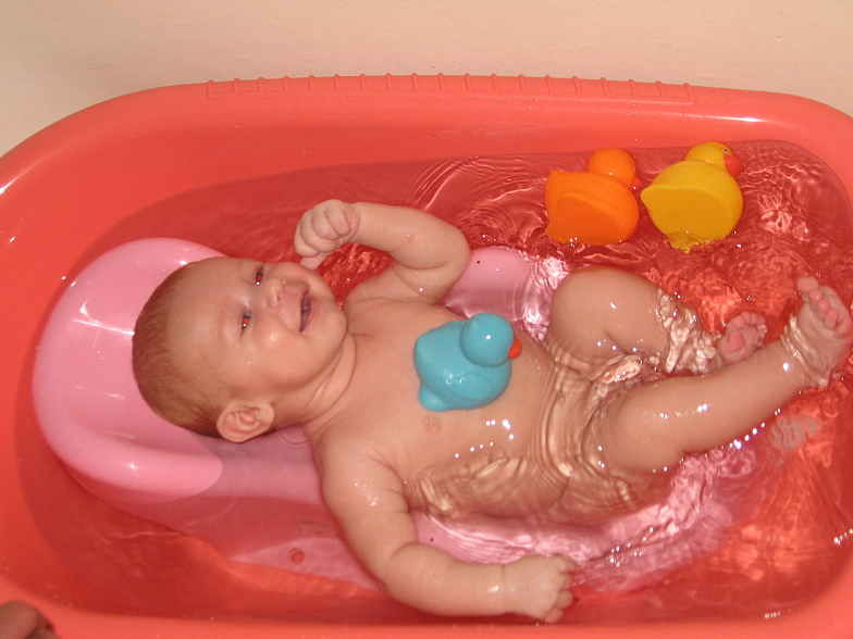 Как купать малыша в месяц. Купать малыша. Купание малыша в ванночке. Для купания малыша в ванной. Купается в ванной.
