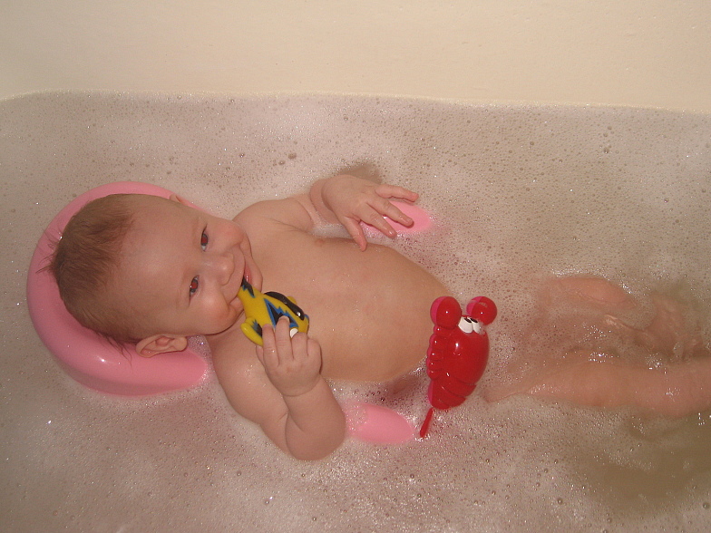 Дочка купается в ванной. Купание в ванной. Дети моются в ванной. Купание девочек в ванной. Детки купаются в ванной.
