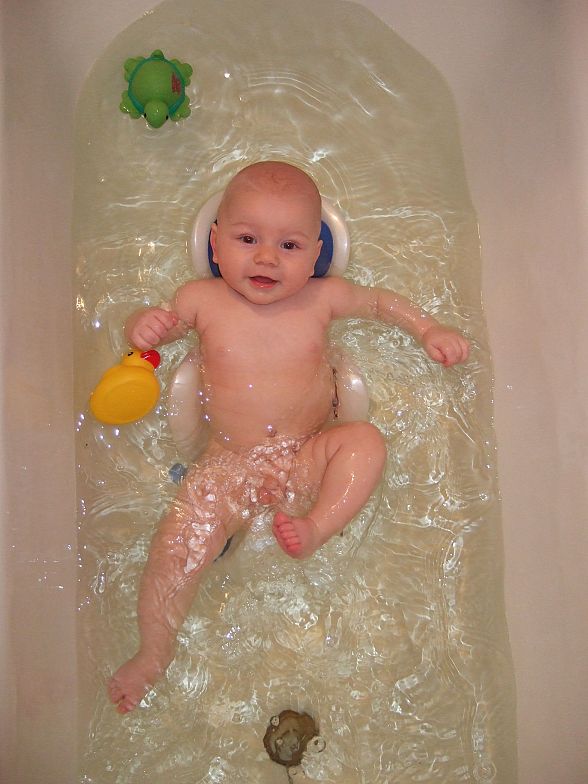 Купаться в ванной во время месячных. Детишки в ванной. Малыш купается. Купается в ванной. Малыш купается в ванне.