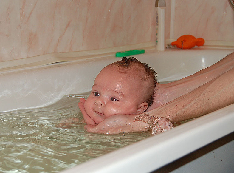 Купаться пена. Малыш в ванной. Купание малыша. Дети которые моются. Купается в ванной.