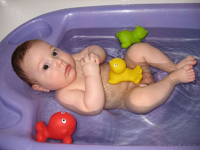 Русские купаются в ванной. Малыш купается в ванне. Дети купаются в ванной. Маленькие детки в ванной. Маленькие дети купаются в ванной.