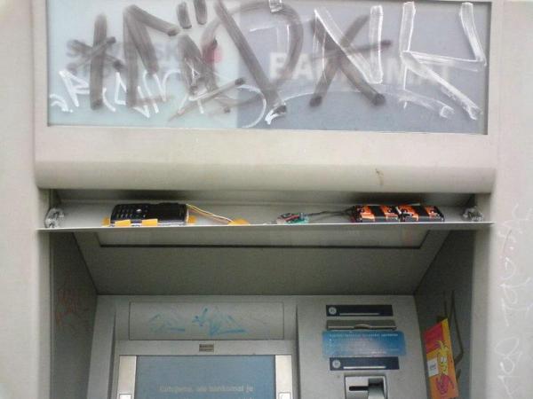 Грабящий банкомат (10 фото)
