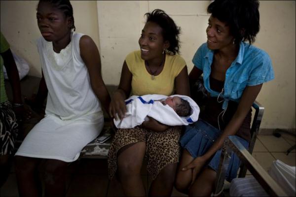 Роды на Гаити (15 фото)