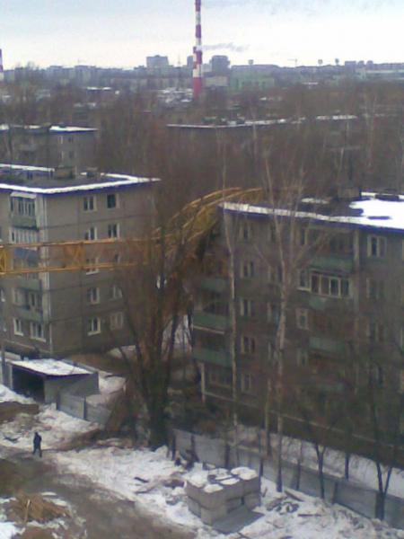 Ужас! В Нижнем Новгороде упал кран (7 фото)