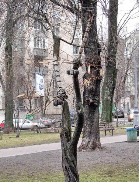 В Киеве необычные скульптуры (9 фото)
