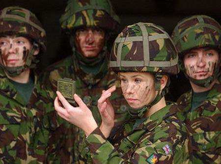 Девушки в военной форме (32 фото)