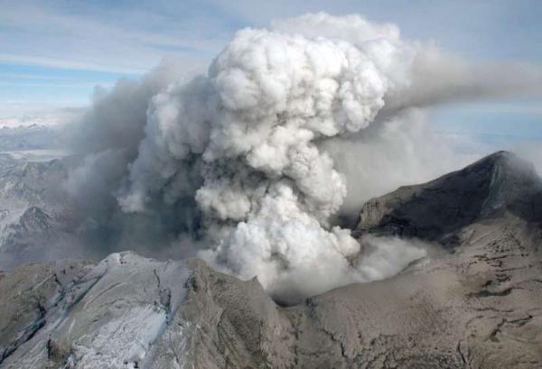 На Аляске произошло извержение вулкана (27 фото)