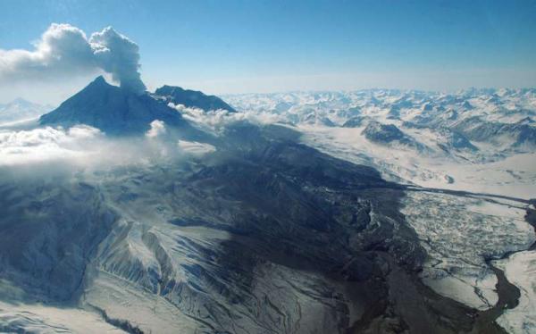 На Аляске произошло извержение вулкана (27 фото)