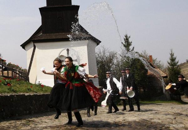 Народная традиция в Венгрии встречать Пасху (3 фото)