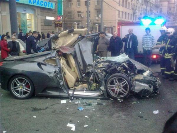 В Москве разбили Ferrari  за 350 тысяч евро (5 фото)