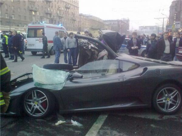 В Москве разбили Ferrari  за 350 тысяч евро (5 фото)