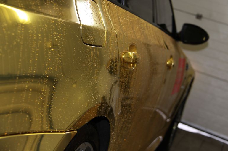 Нашли золотую машину. Машина покрыта сусальным золотом. Сусальное золото на машине. Золотая пленка на авто. Золотая фольга на машине.