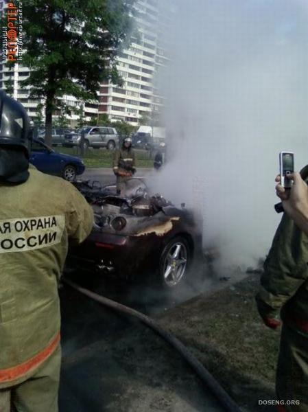 Сгорел новенький Ferrari в Москве (30 фото)
