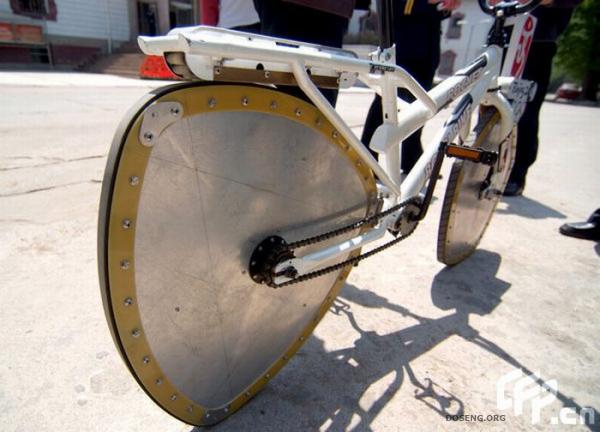 В Китае тоже изобрели велосипед (4 фото)