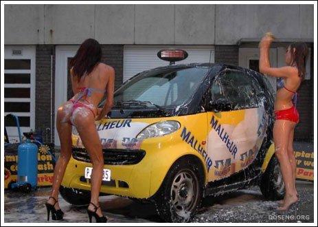 Девушки моют машины (18 фото)