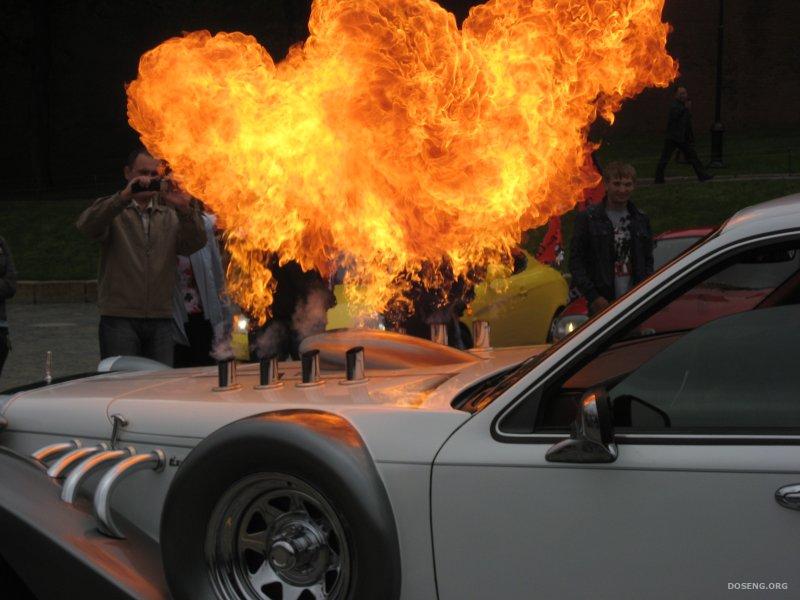 Включи огонь машину. Машина в огне. Огненный автомобиль. Выхлоп машины с огнем. Огонь из трубы машины.
