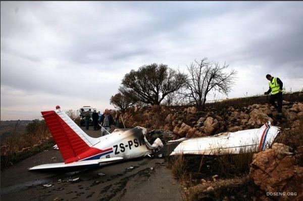 Самолёт упал прямо на джип (6 фото)