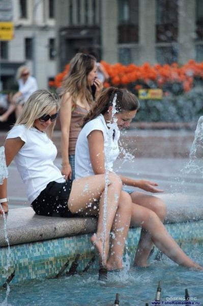 Девушки в фонтанах (56 фото)