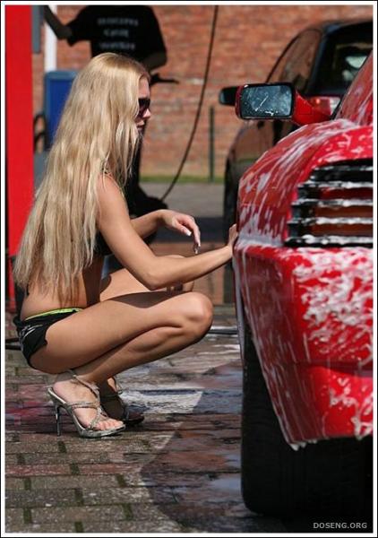 Девушки моют машины (18 фото)