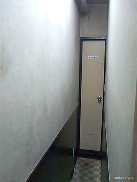 Очень узкий туалет (2 фото)