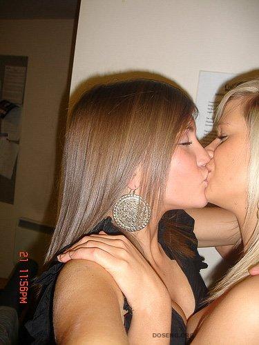 Девочки целуются (37 фото)