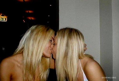 Девочки целуются (37 фото)