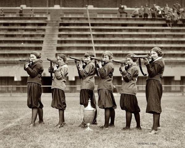 Девушки и оружие (48 фото)