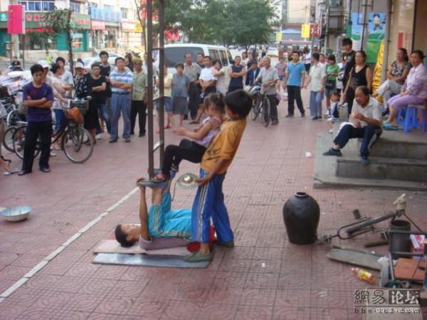 Уличное представление в Китае (29 фото)
