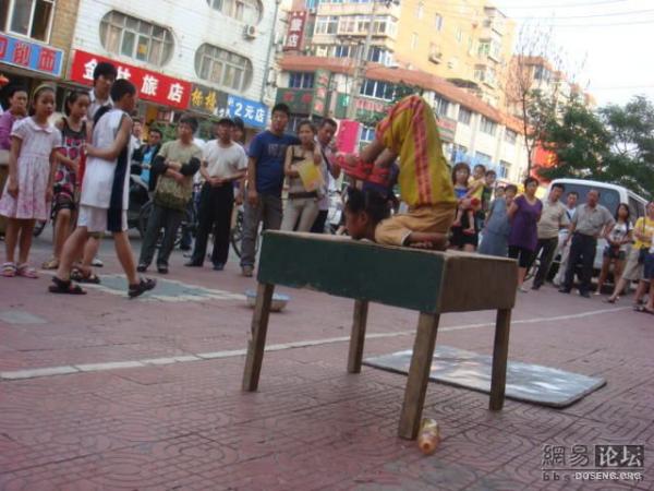 Уличное представление в Китае (29 фото)