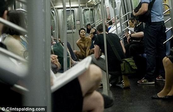 Стриптиз в метро (3 фото)