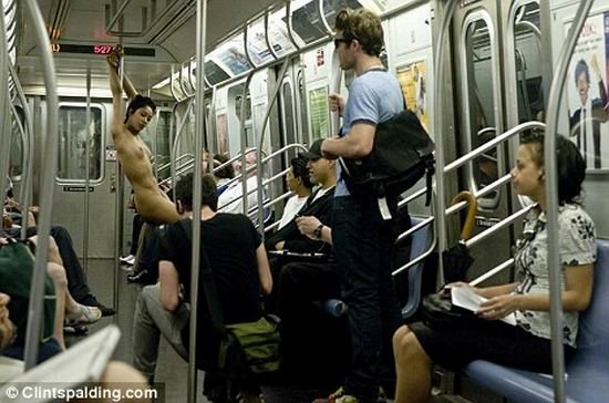 Стриптиз в метро (3 фото)
