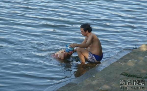 Как учат плавать детей в Китае (6 фото)
