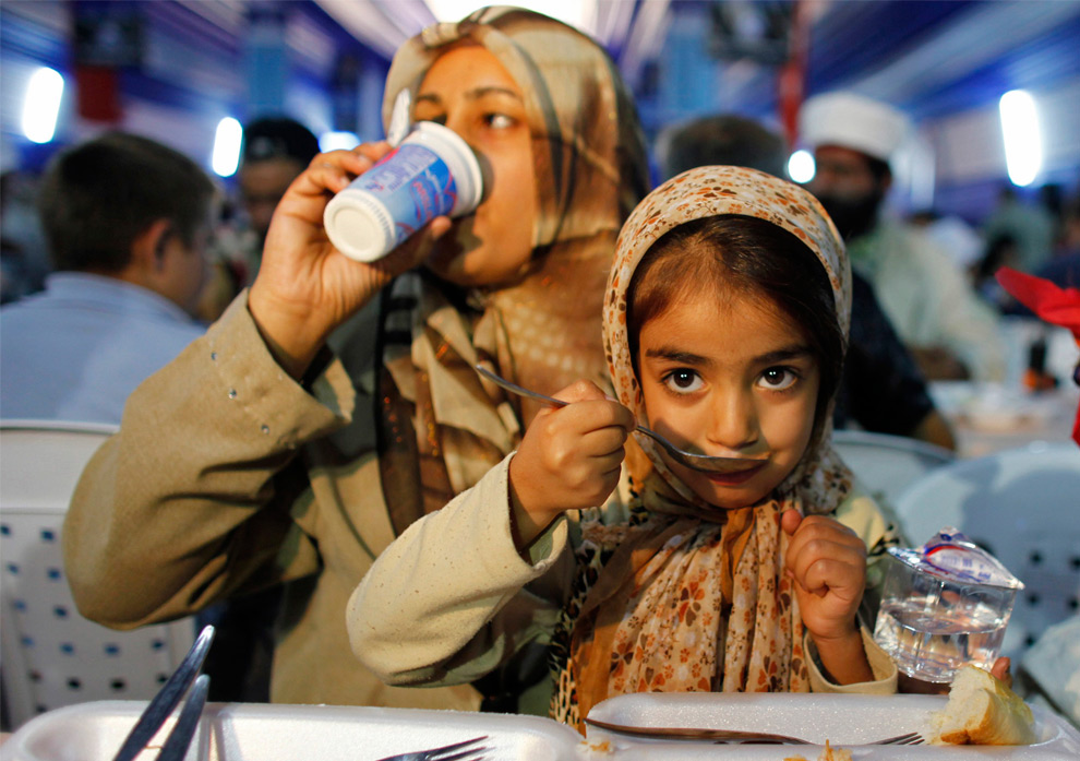 В месяц рамадан можно целоваться. Рамадан. Мусульмане за едой. Дети на разговенье. Рамадан для детей.