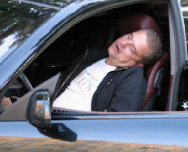 Стукнул машину и уснул за рулем (3 фото)