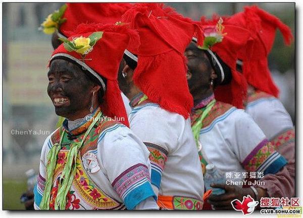 Фестиваль окрашенных лиц в Китае (11 фото)
