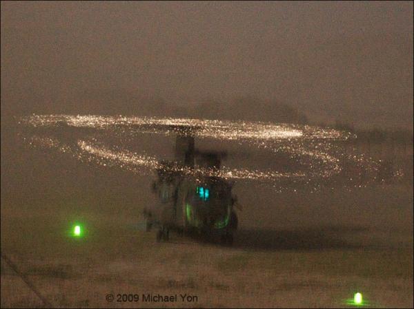 Посадка вертолета ночью (29 фото)