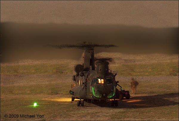 Посадка вертолета ночью (29 фото)