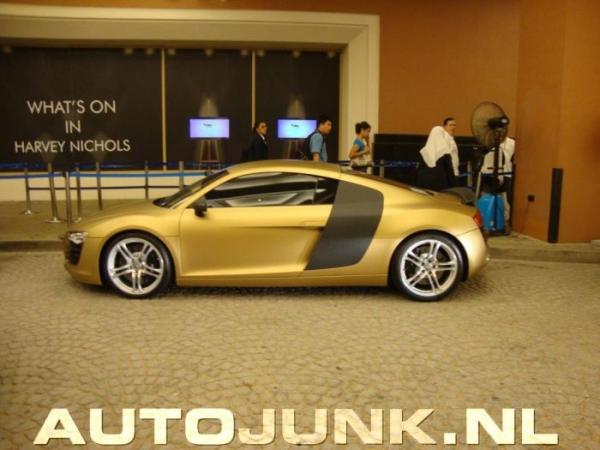 Замечательный золотой авто Audi R8 (4 фото)